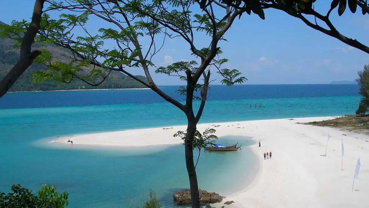 White sand and turquoise water on the coast of Koh Lipe
